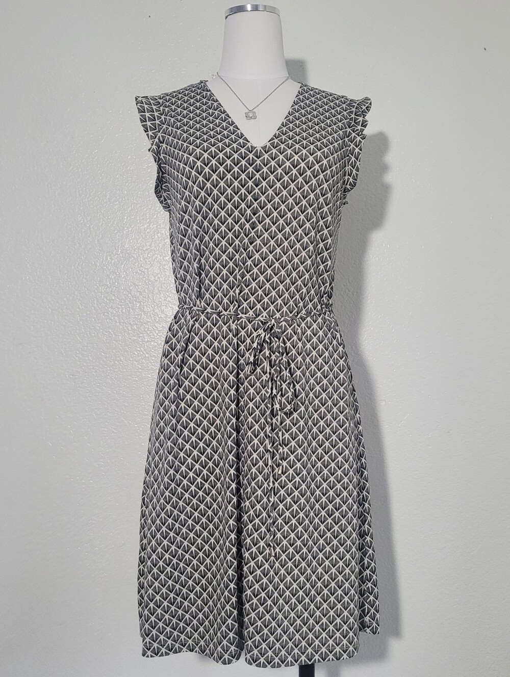 H&M Black and Cream Geometric Print Tie Waist Shift Dress Cap Sleeve Size Small